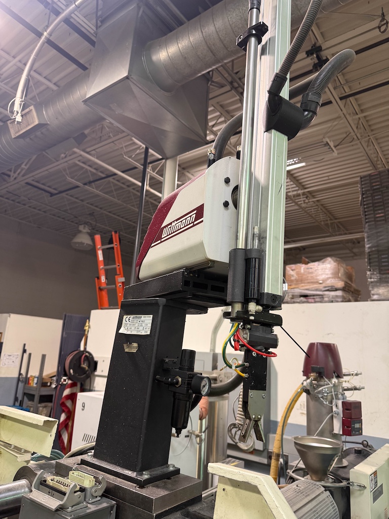 Used 2008 Wittmann W702 Sprue Picker Robots