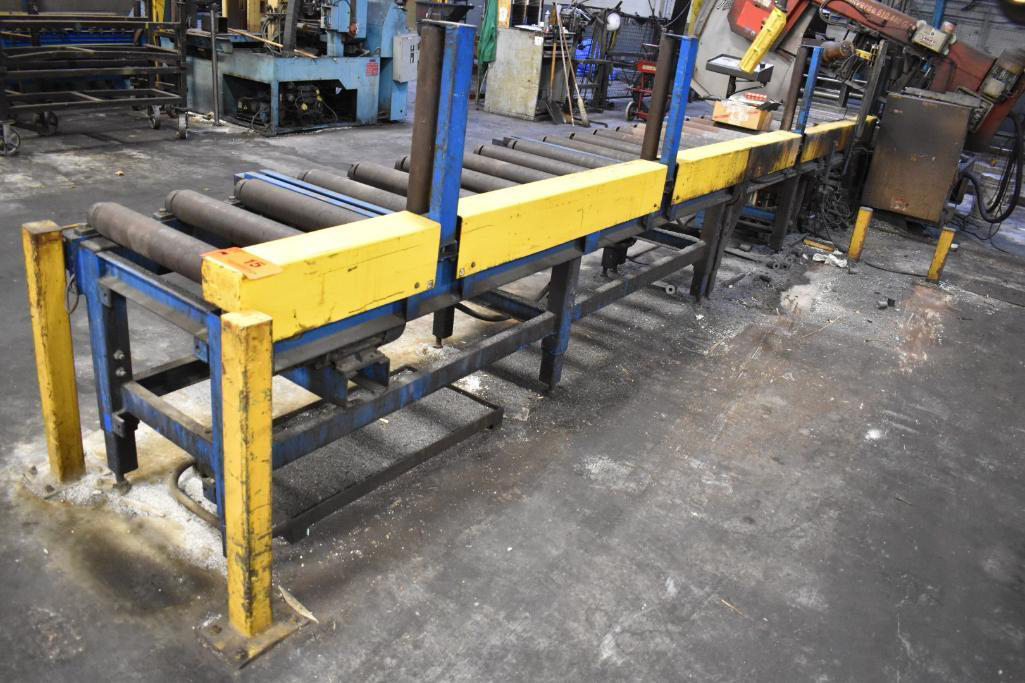 Infeed conveyor at the saw