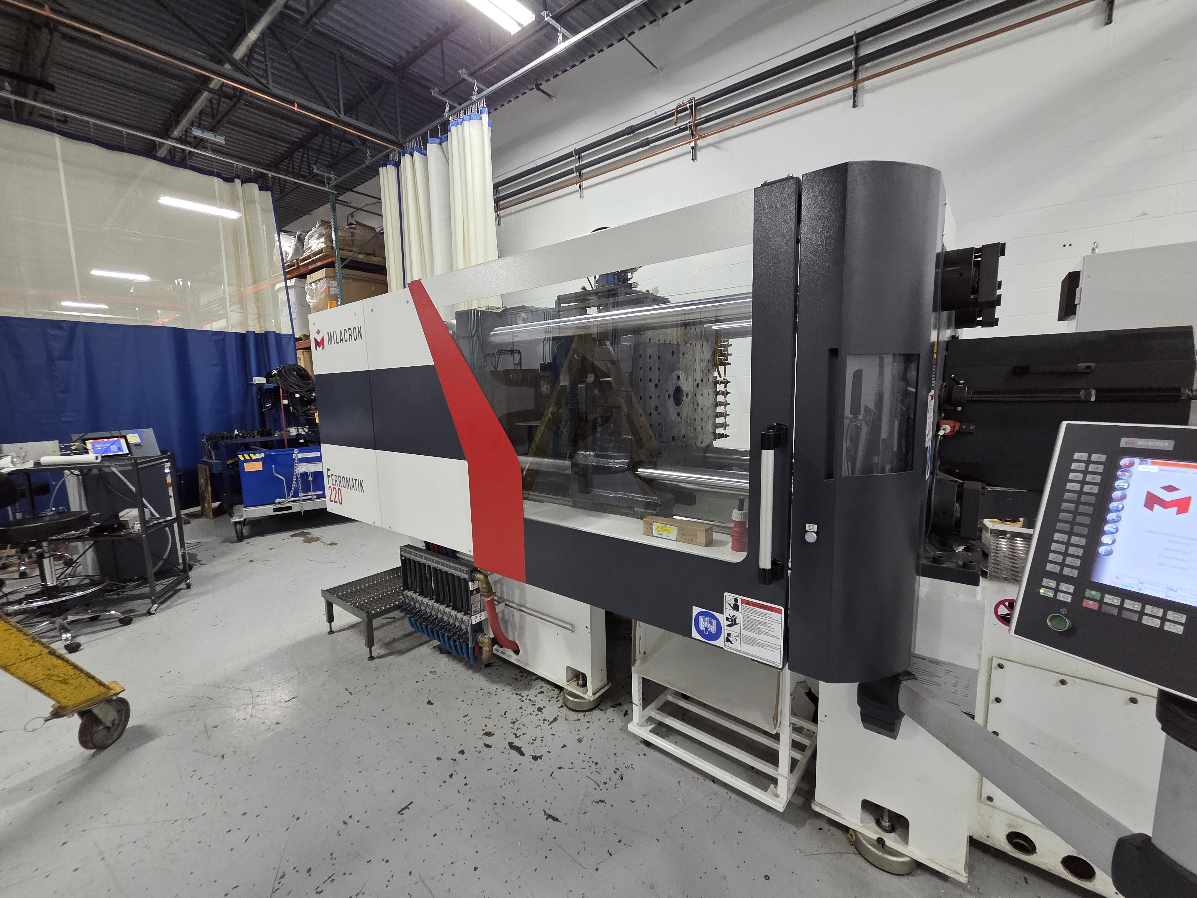 Used 2016 Milacron F220-APH45 horizontal injection molding machine - View 2