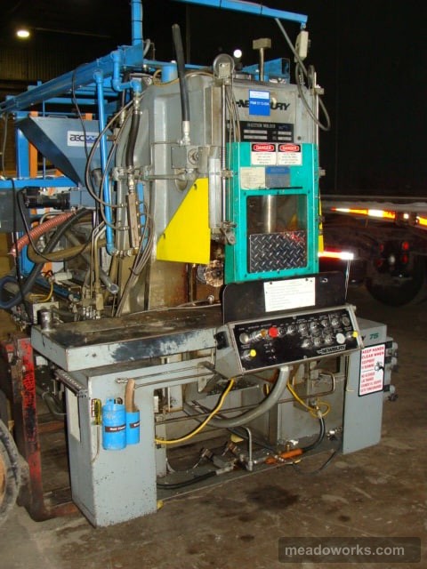 Used 1992 NEWBURY V6-76RS - Shuttle vertical injection molding machine - Main View