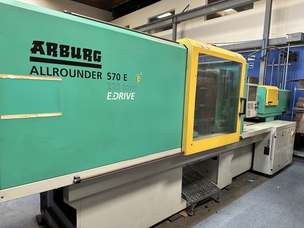 Used 2011 Arburg 570 E 2000-800 Injection Molding Machines: Horizontal - View 2