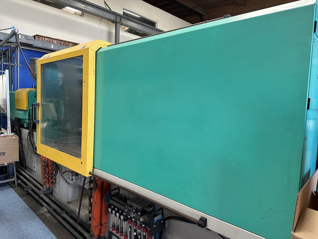 Used 2011 Arburg 570 E 2000-800 Injection Molding Machines: Horizontal - View 4