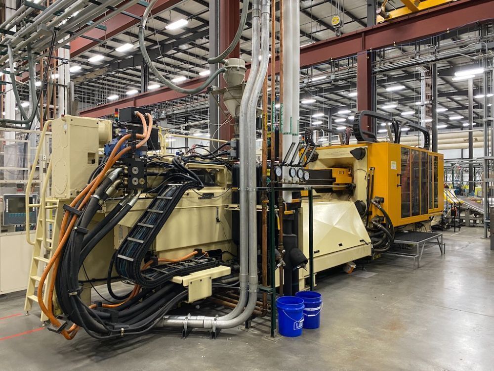 Used 2004 Husky HL500 Injection Molding Machines: Horizontal - View 2