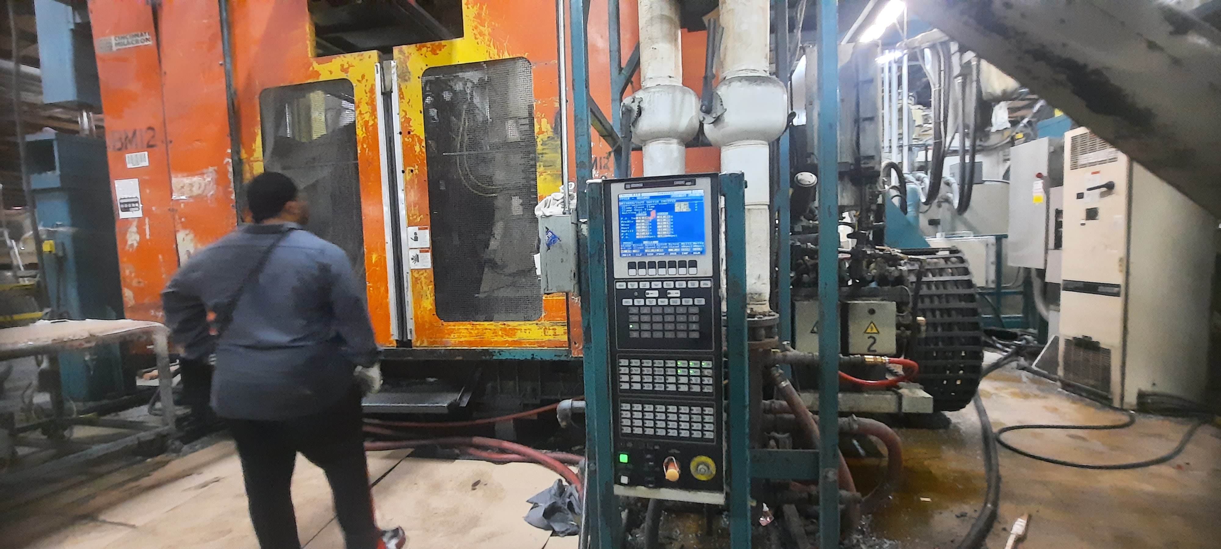 Used 2001 Milacron 5511 Blow Molding: Accumulator Head - View 2