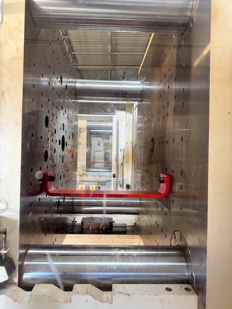 Used 2015 Krauss Maffei KM 420-2000 CX Injection Molding Machines: Horizontal - View 8