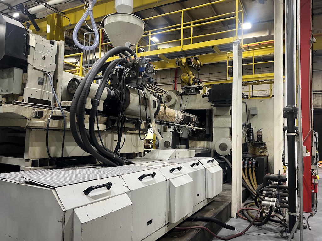 Used 2007 Milacron MG 2300 Injection Molding Machines: Horizontal - View 3