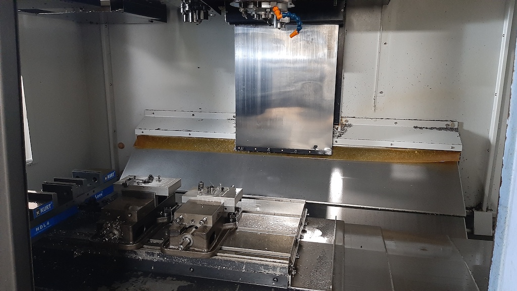 Used 2008 Doosan MV3016LHS Machining Centers, Vertical - View 2