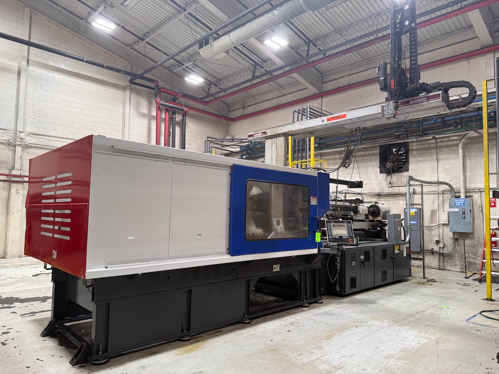 Used 2007 Milacron MM580 horizontal injection molding machine - Main View