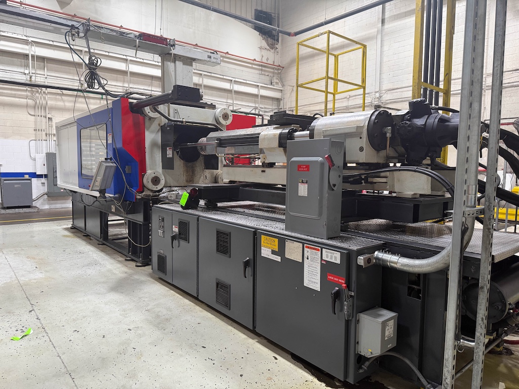 Used 2007 Milacron MM580 Injection Molding Machines: Horizontal - View 3
