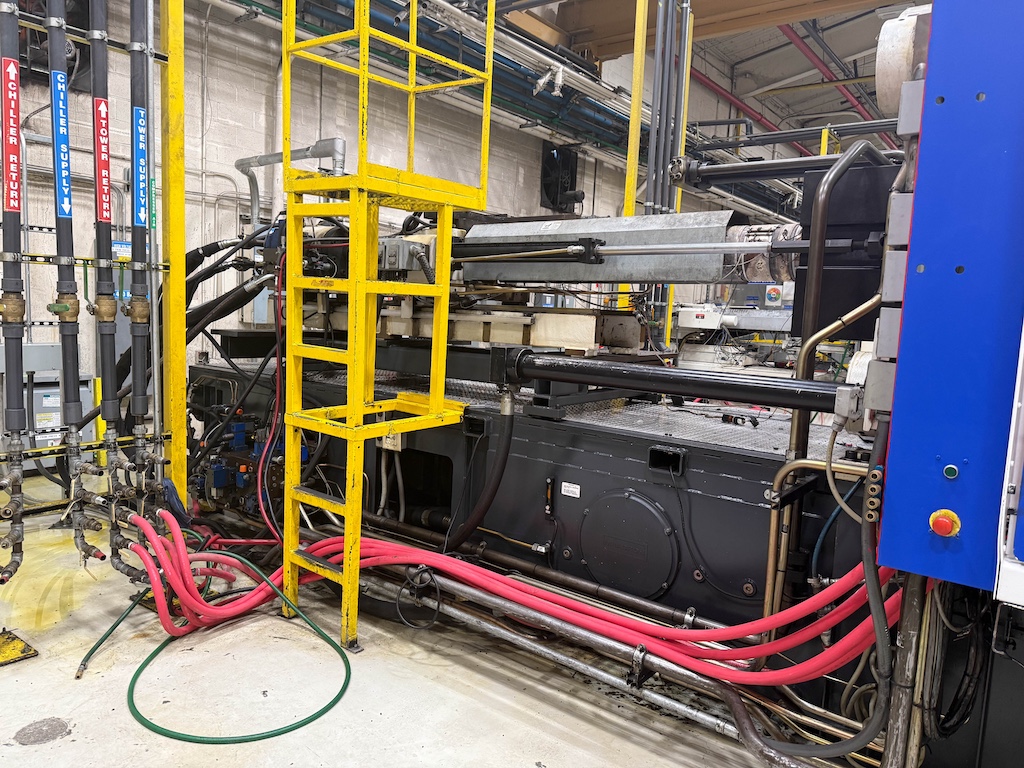 Used 2007 Milacron MM580 Injection Molding Machines: Horizontal - View 6