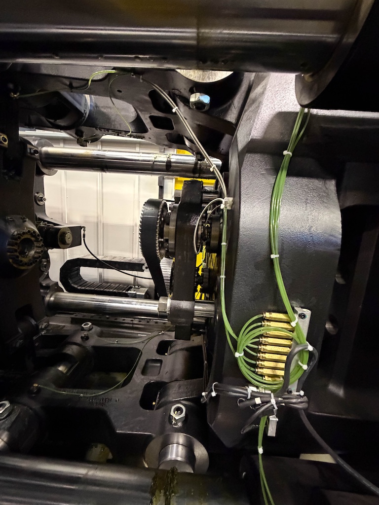 Used 2019 Fanuc (Milacron) 450 Ton All Electric Injection Molding Press Injection Molding Machines: Horizontal - View 2