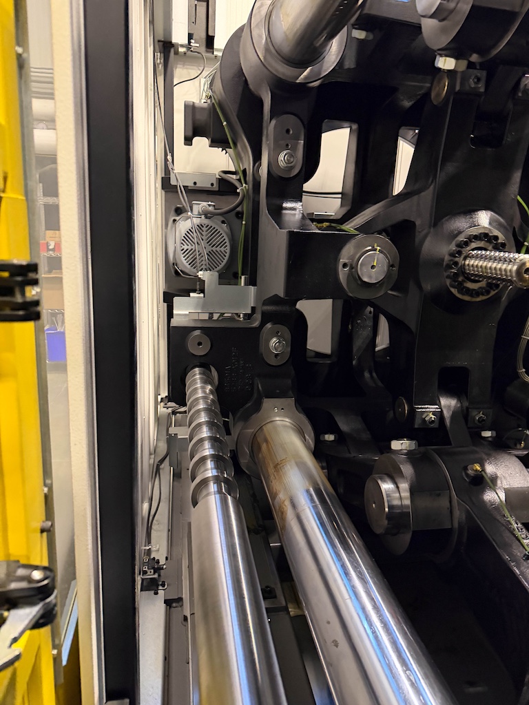 Used 2019 Fanuc (Milacron) 450 Ton All Electric Injection Molding Press Injection Molding Machines: Horizontal - View 3