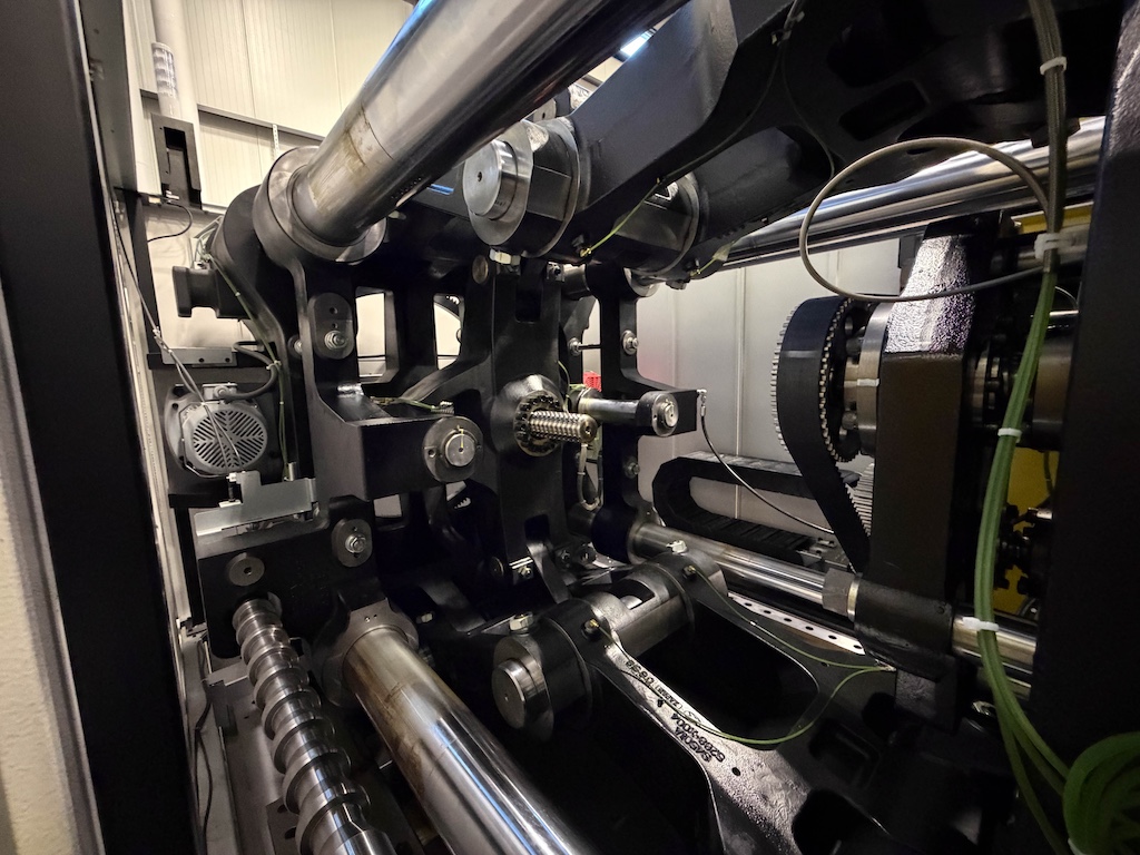 Used 2019 Fanuc (Milacron) 450 Ton All Electric Injection Molding Press Injection Molding Machines: Horizontal - View 9