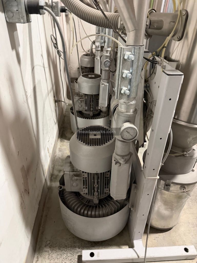 Wittmann Vacuum Pump w/Filter - Image 3