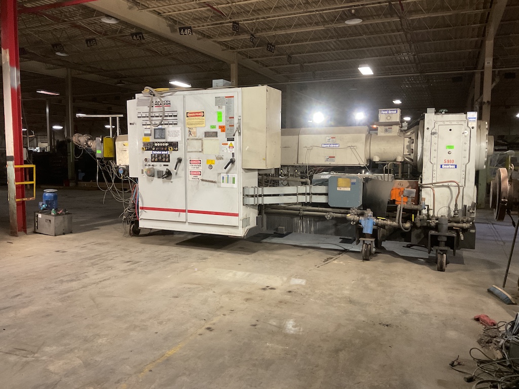 2005 Milacron Apex 600 6.5'' Extruder - Image 2