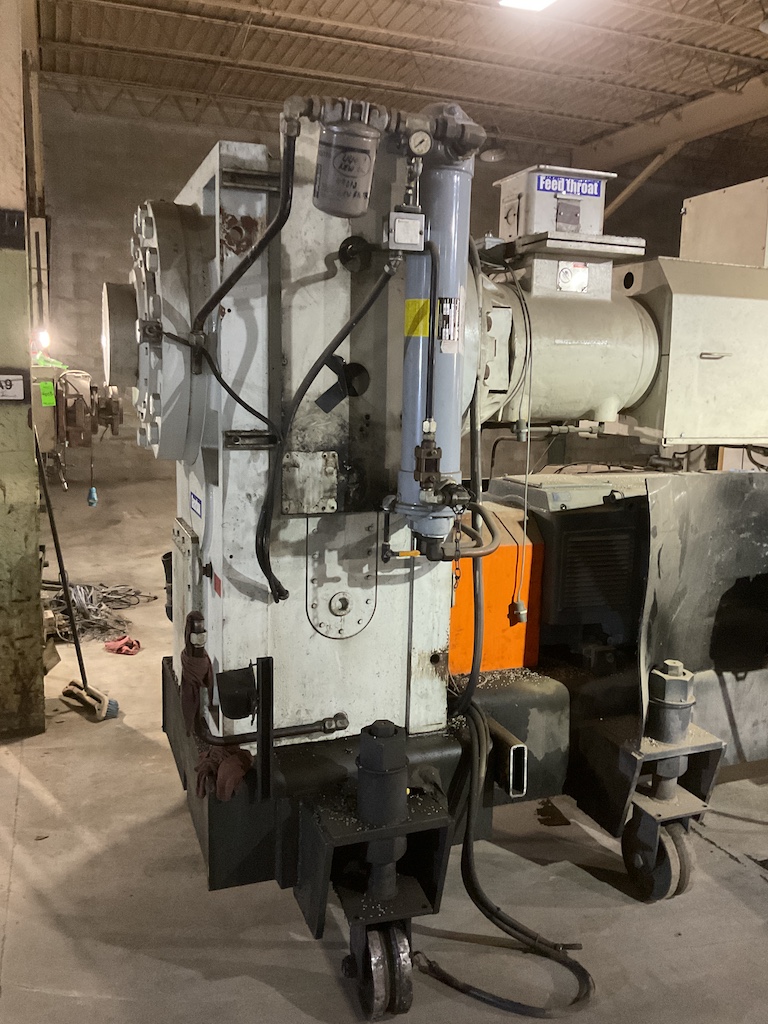 2005 Milacron Apex 600 6.5'' Extruder - Image 3