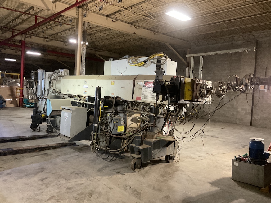 2005 Milacron Apex 600 6.5'' Extruder - Image 7